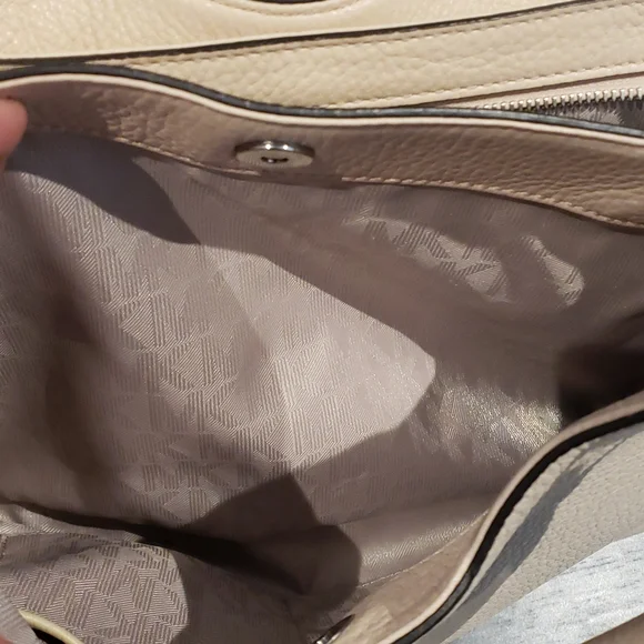❣️💫MARK DOWN 💫❣️Michael Kors cream Bag - Picture 8 of 13